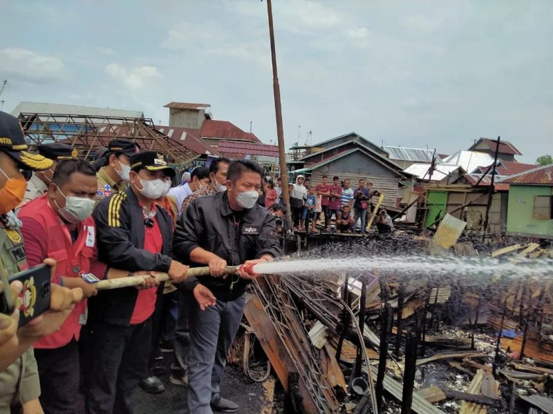 Gubernur Sumsel H Herman Deru terjun langsung ke lokasi kebakaran hebat di Desa Sungsang 1, Kabupaten Banyuasin