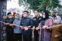 Bersama Ketua DPRD Sumsel Hj Anita Noeringhati, Gubernur Sumsel H Herman Deru mendapatkan penghargaan tersebut karena dinilai sebagai kepala daerah yang perhatian dan memberikan banyak dukungan dan bantuan untuk kemajuan UMKM yang tergabung dalam P2KSS. 