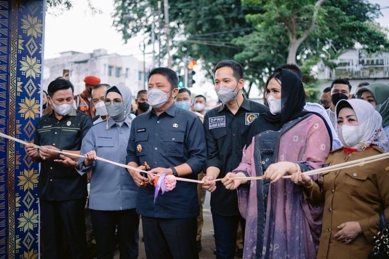 Bersama Ketua DPRD Sumsel Hj Anita Noeringhati, Gubernur Sumsel H Herman Deru mendapatkan penghargaan tersebut karena dinilai sebagai kepala daerah yang perhatian dan memberikan banyak dukungan dan bantuan untuk kemajuan UMKM yang tergabung dalam P2KSS. 