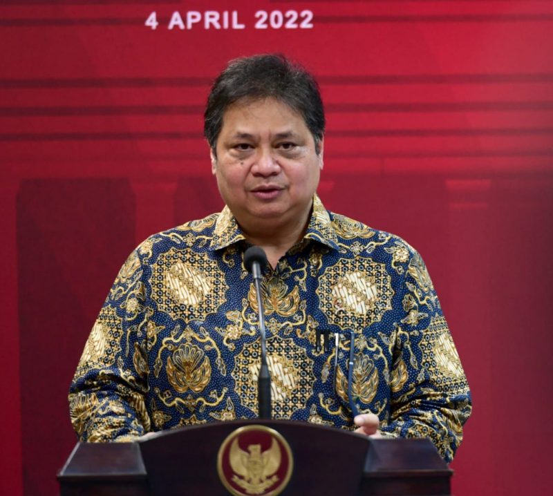 Menteri Koordinator Bidang Ekonomi Airlangga Hartarto dalam Konferensi Pers setelah Rapat Terbatas Evaluasi PPKM di Istana Merdeka, Senin [4/4]. [Foto: Biro Pers, Media, dan Informasi Sekretariat Presiden RI]