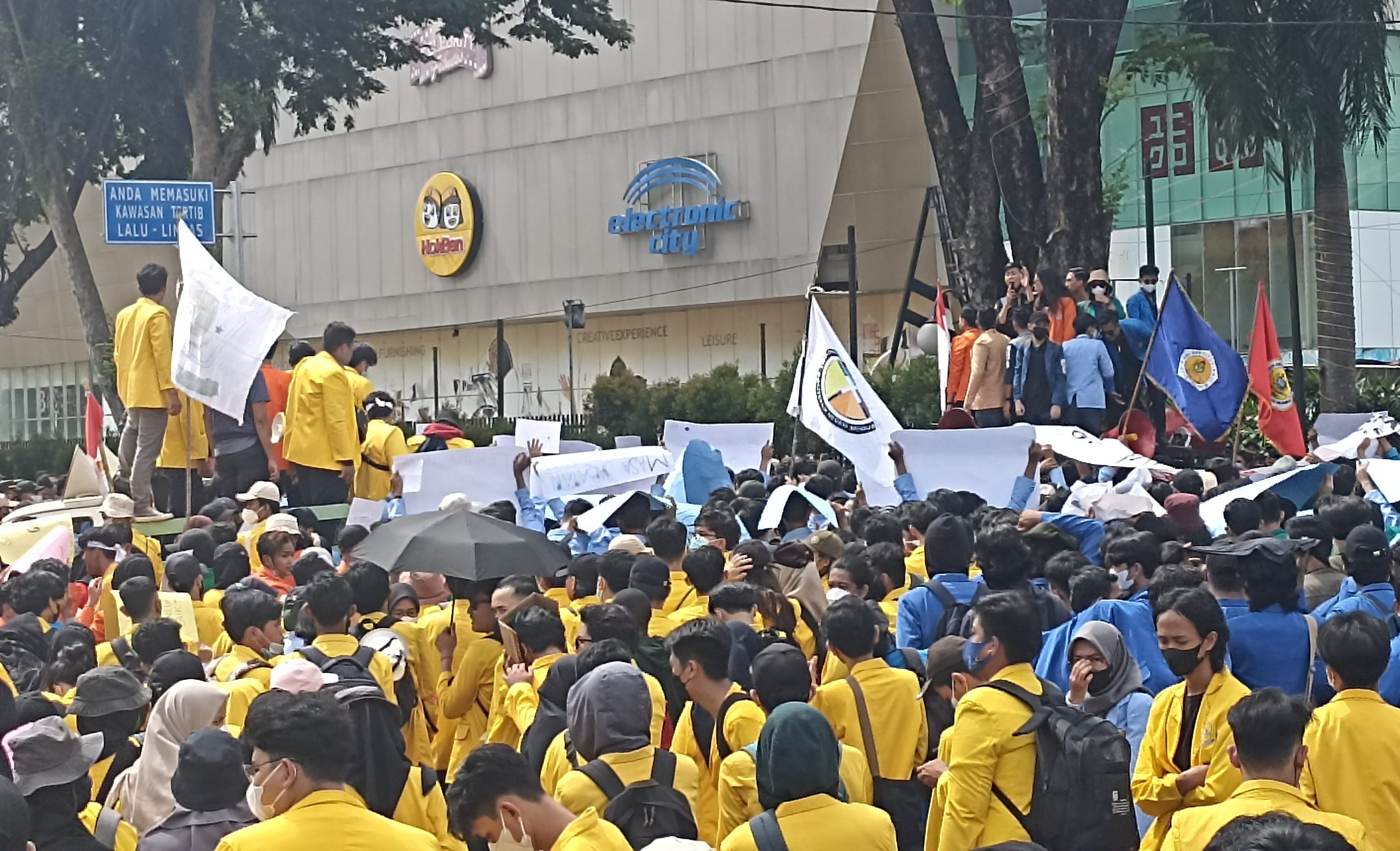 Aliansi Badan Eksekutif Mahasiswa se-Sumatera Selatan menolak wacana jabatan tiga periode Presiden Republik Indonesia.