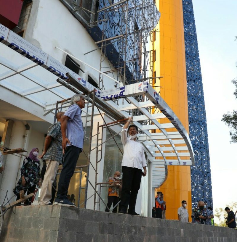 Kepala BP Batam Muhammad Rudi, saat meninjau langsung progres pembangunan Masjid Tanjak, pada Rabu [6/4/2022].