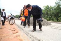 Gubernur Sumatera Selatan [Sumsel] H Herman Deru untuk mengecek langsung progres pengerjaan pembangunan jalan tol Kayuagung-Palembang-Kapal Betung.