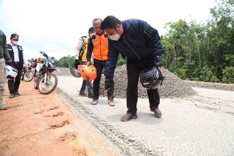 Gubernur Sumatera Selatan [Sumsel] H Herman Deru untuk mengecek langsung progres pengerjaan pembangunan jalan tol Kayuagung-Palembang-Kapal Betung.
