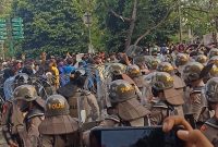 Aksi demonstrasi gabungan mahasiswa Sumatera Selatan [Sumsel] di Simpang Lima DPRD Sumsel nyaris rusuh.