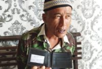 Satuan Samapta Polrestabes Palembang mengamankan seorang pria berjaket loreng.