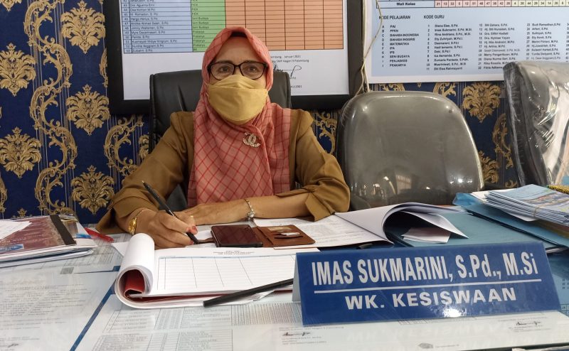 Wakil Kepala Kesiswaan SMP Negeri 9 Palembang, Imas Sukmarini SPd MSi