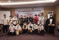Para peserta UKW PWI Sumsel angkatan ke-34 berfoto bersama dewan penguji UKW, Kamis (28/10)