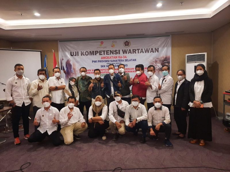 Para peserta UKW PWI Sumsel angkatan ke-34 berfoto bersama dewan penguji UKW, Kamis (28/10)