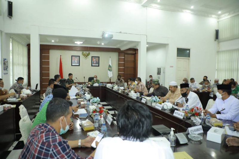 Forokopimda Kabupaten Asahan bersama dengan beberapa instansi vertikal dan Ketua Ormas Islam menggelar Rapat Koordinasi [Rakor] di aula Mawar, kantor Bupati Asahan, Jumat [1/4/2022].