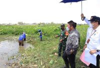 Gubernur Sumsel H Herman Deru bersama Sekda Ratu Dewa, Kadis PUPR Palembang Ahmad Bastari turun langsung ke area kolam retensi didampingi sejumlah Kepala OPD di lingkungan Pemprov Sumsel seperti Kepala Dinas PSDA Provinsi Sumsel, Ir Herwan dan beberapa pejabat lainnya.