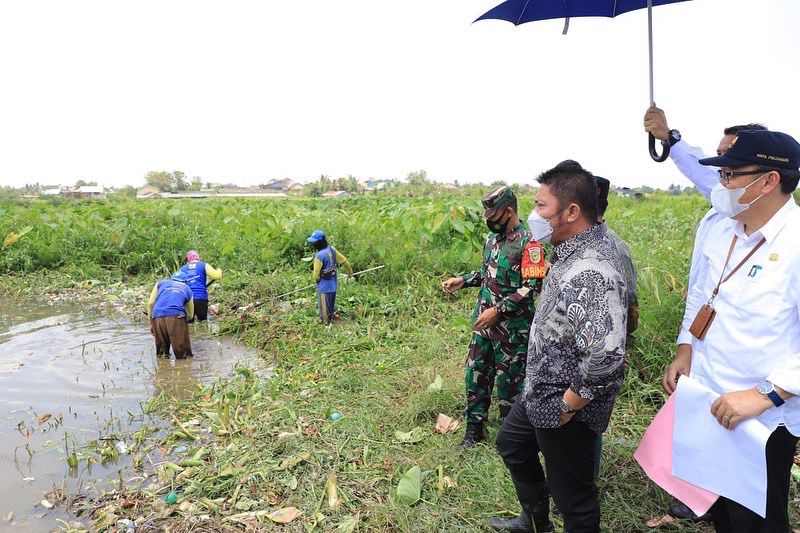 Gubernur Sumsel H Herman Deru bersama Sekda Ratu Dewa, Kadis PUPR Palembang Ahmad Bastari turun langsung ke area kolam retensi didampingi sejumlah Kepala OPD di lingkungan Pemprov Sumsel seperti Kepala Dinas PSDA Provinsi Sumsel, Ir Herwan dan beberapa pejabat lainnya.