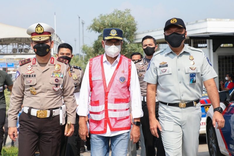 Menteri Perhubungan Budi Karya Sumadi, Jumat (15/4), mengecek kegiatan simulasi penerapan rekayasa lalu lintas di jalan tol arah Cikampek