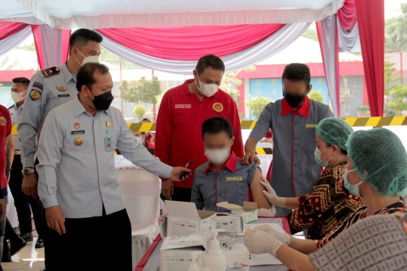 Lembaga Pemasyarakatan [Lapas] Narkotika Kelas IIB Banyuasin melaksanakan pemberian vaksinasi booster kepada WBP yang digelar dengan menggandeng Badan Inteligen Negara Daerah [BINDA] Sumatera Selatan, Dinas Kesehatan Kabupaten Banyuasin dan Dinas Kependudukan Catatan Sipil [Disdukcapil], Sabtu [16/04/2022].