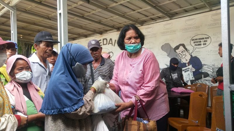 Ketua PWI Peduli Sumsel Marintan SIKom saat membagikan paket sembako, Jumat (29/4) di halaman PWI Sumsel