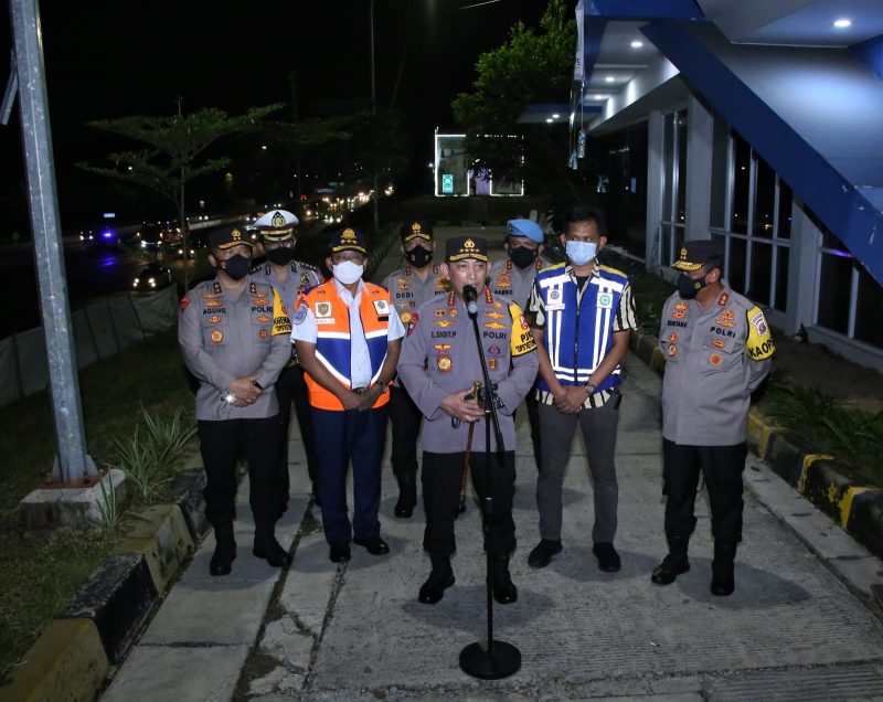 Kapolri Jenderal Listyo Sigit Prabowo meninjau pelaksanaan mudik di Pelabuhan Gilimanuk, Bali, Kamis (28/4/2022)