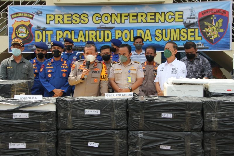 Kapolda Sumsel, Irjen Pol Drs Toni Harmanto MH saat konferensi pers di halaman Ditpolairud Polda Sumsel, Jumat (29/4)