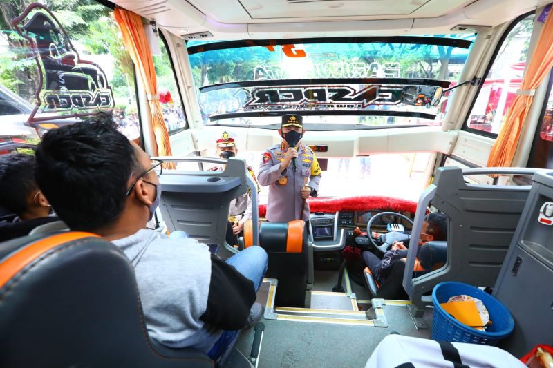 Kapolri Jenderal Listyo Sigit Prabowo melepas mudik gratis Polri 2022 di Parkir Timur Gelora Bung Karno (GBK) Senayan, Jakarta, Jumat (29/4/2022)