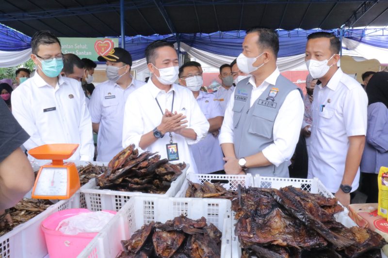 Sekretaris Daerah [Sekda], Ratu Dewa bersama Dinas Perdagangan [Disperdag] kota Palembang meninjau Bazar Murah Ramadan yang digelar di Lapangan Volley Belakang Palembang Indah Mall [PIM], Kecamatan Bukit Kecil Palembang.