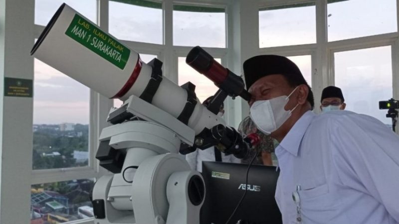 Peneropongan hilal (sumber foto: Kemenag RI)