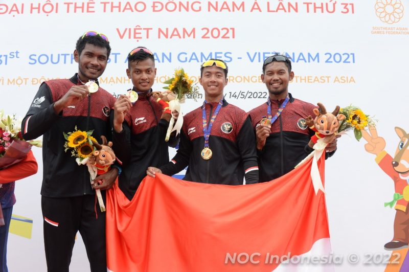 Memo/Edwini Ginanjar/Rifqi Harits Taufiqurrahman/Sulpianto mendapat emas di nomor Men’s Quadruple Sculls di Haipong Canoeing and Rowing Training Center, Sabtu (14/05). (foto: NOC Indonesia)