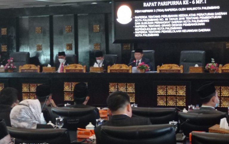 Dewan Perwakilan Rakyat Daerah [DPRD] Kota Palembang kembali menggelar Rapat Paripurna keenam Masa Persidangan [MP] ke I/2022 dengan agenda penyampaian tiga Rancangan Peraturan Daerah [Raperda] oleh Walikota Palembang H Harnojoyo, di Gedung DPRD Palembang, Selasa [17/5/2022].