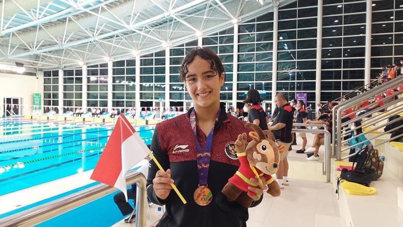 Perenang Indonesia, Masniari Wolf meraih medali emas di nomor 50m gaya punggung putri