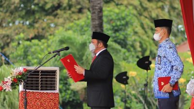 Gubernur Sumsel H Herman Deru saat menjadi Inspektur Upacara pada Peringatan Hardiknas] 2022 yang dipusatkan di halaman Griya Agung Palembang.