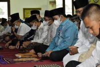 Antusias Warga saat Salat Ied di Masjid Jamik PTBA