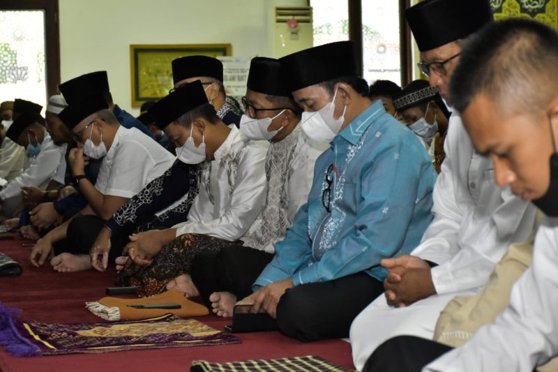 Antusias Warga saat Salat Ied di Masjid Jamik PTBA