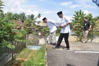 Gubernur Herman Deru meninjau kondisi jalan penghubung antara Jalan KH Wahid Hasyim dan Jalan Pangeran Ratu Jakabaring yang pembangunannya telah mangkrak sejak 2018 lalu.