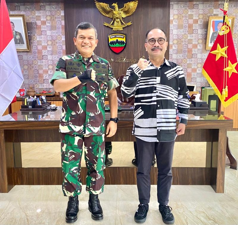 Pertemuan persahabatan dan diskusi bersama Panglima Kodam [Pangdam] I/Bukit Barisan Mayjen TNI Achmad Daniel Chardin dengan Ketua Dewan Pembina Puspolkam Indonesia Firman Jaya Daeli pada Senin [9/5/2022].