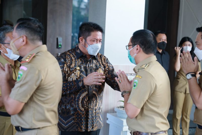 Apel perdana usai libur panjang dan cuti bersama Lebaran Idul Fitri 1443 Hijriah para ASN di lingkungan Pemprov Sumsel diisi dengan agenda halal bihalal, Senin (9/5). 