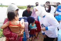 Ketua TP PKK Sumsel Hj Febrita Lustia HD menyampaikan tali asih untuk  warga yang pemukiman di sekitar Tempat Pembuangan Akhir [TPA] Keramasan Kertapati, Rabu [11/5].