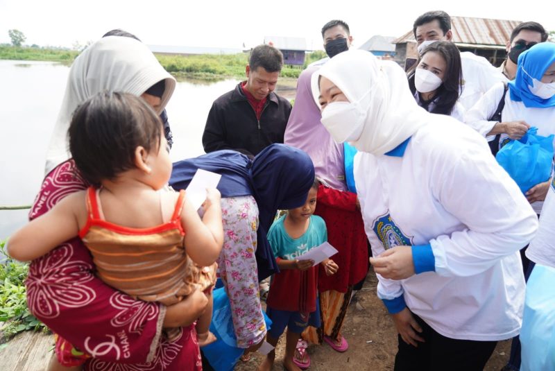 Ketua TP PKK Sumsel Hj Febrita Lustia HD menyampaikan tali asih untuk  warga yang pemukiman di sekitar Tempat Pembuangan Akhir [TPA] Keramasan Kertapati, Rabu [11/5].