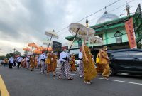 Para Bikkhu mengikuti pawai Waisak Nasional 2566 BE di Kota Magelang