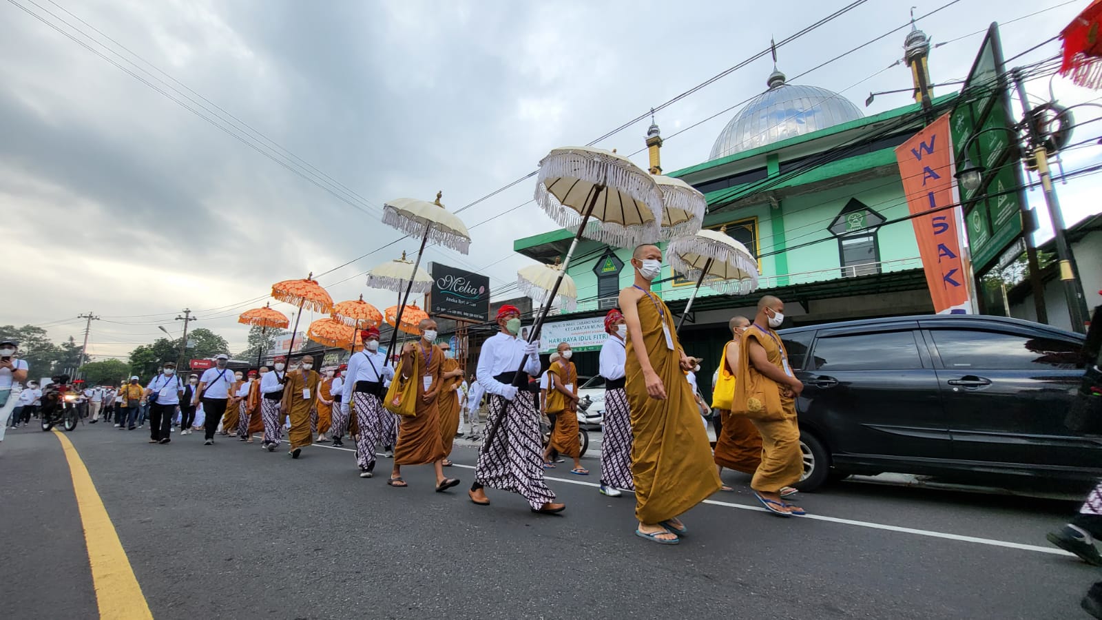 Para Bikkhu mengikuti pawai Waisak Nasional 2566 BE di Kota Magelang