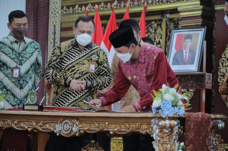 Ketua KPK RI H Firli Bahuri bersama Walikota Palembang H Harnojoyo saat pembukaan rapat koordinasi program pemberantasan korupsi terintegrasi 2022 bersama KPK RI, digelar di Griya Agung Palembang, Kamis [19/5/2022].
