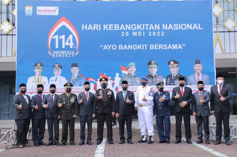Sekretaris Daerah Kota Palembang Drs Ratu Dewa MSi berpose bersama seluruh unsur muspida Ratu Dewa usai upacara gabungan Harkitnas ke 114 di halaman Sekretariat Daerah [Setda] Kota Palembang di jalan Merdeka Kota Palembang, Jumat [20/5].