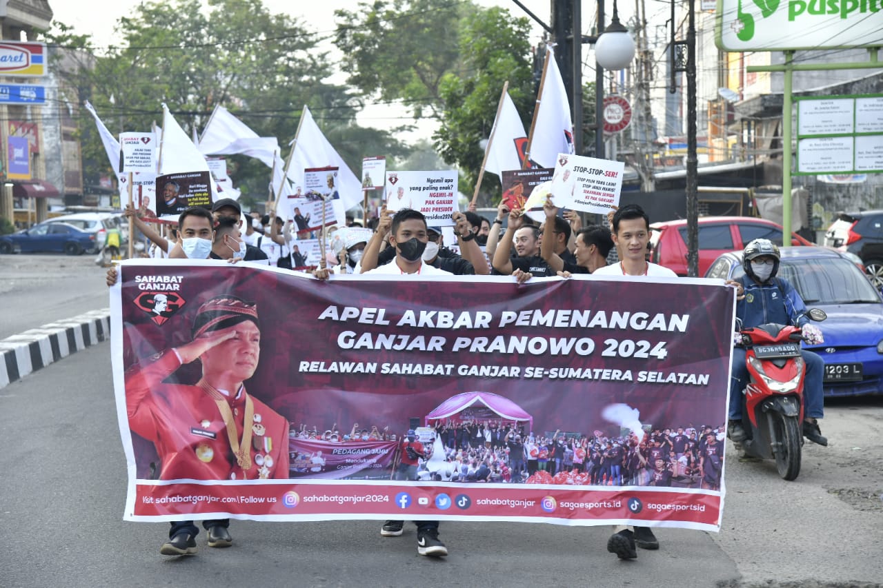 Ribuan Masyarakat dan Simpatisan Ganjar Pranowo melakukan long march dengan titik kumpul di Lapangan PCC Radial Palembang.