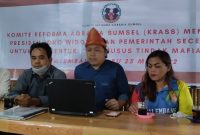 Komite Reforma Agraria Sumatera Selatan [KRASS] menyambut baik instruksi Presiden Joko Widodo [Jokowi] dalam pembentukan satgas mafia tanah dengan melibatkan Polri dan KPK. 