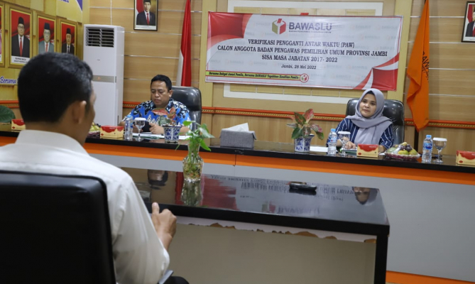 Anggota Bawaslu RI, Lolly Suhenty dan Puadi saat mewawancarai verifikasi tiga calon penggantian antar-waktu (PAW) Anggota Bawaslu Provinsi Jambi, Sabtu (28/5/2022)