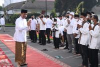 Presiden Jokowi salat Idulfitri di halaman Gedung Agung, Istana Yogyakarta, Senin [2/5/2022]. [Foto: BPMI Setpres/Lukas]