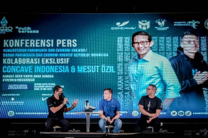 Menparekraf Sandiaga Uno saat jumpa pers bersama Mesut Ozil di Balairung Soesilo Soedarman, Gedung Sapta Pesona, Rabu (25/5/2022)