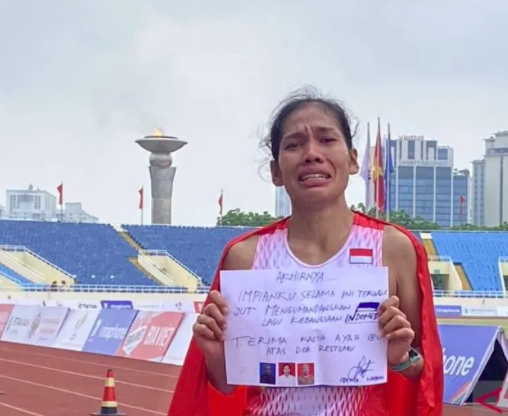 Atlet atletik Indonesia, Odekta Elvina usai finis pada nomor maraton putri, Kamis (19/5) di My Dinh Stadium, Vietnam