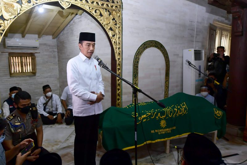 Presiden Jokowi saat bertakziah dan menyampaikan belasungkawa secara langsung atas wafatnya almarhum di Masjid Gedhe Kauman, Yogyakarta, Jumat (27/05/2022)