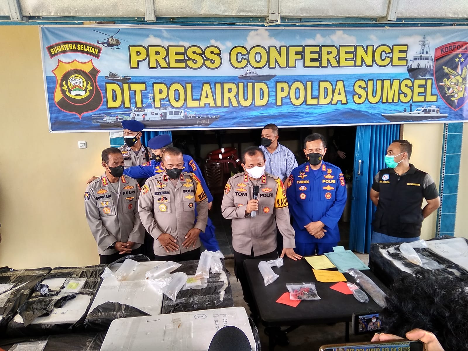 Kapolda Sumsel saat konferensi pers penangkapan benih lobster di Makosat Polairud Poldap Sumsel, Sei Lais Palembang, Minggu (01/05/2022)