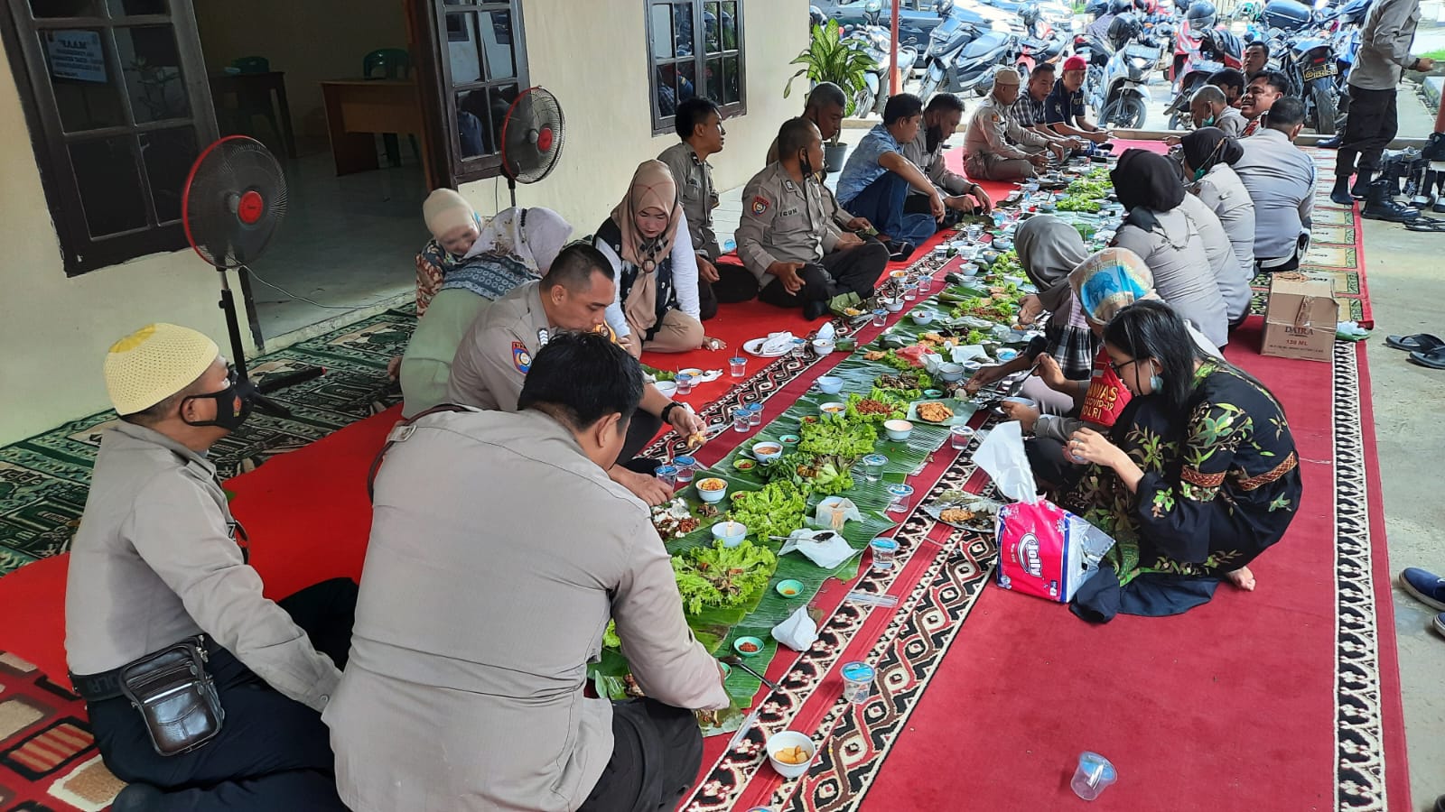 Suasana halal bihalal di Mapolsek Sako Palembang, Selasa (10/5)