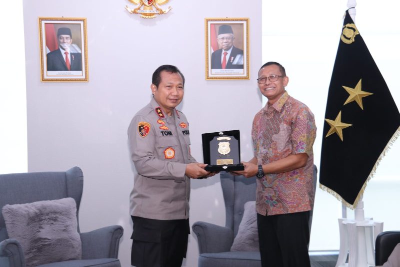 Kapolda Sumsel  Irjen Pol Drs Toni Harmanto MH saat memberikan penghargaan kepada AKBP (Purn) Imam Ansyori SSos yang telah memasuki masa purnabakti, Rabu (11/5)