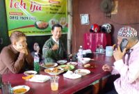 Warga Palembang saat menikmati menu di Warung Nasi Teh Ija